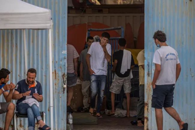 Après le naufrage au large de la Grèce, la détresse des familles des victimes.