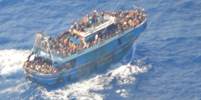 Grèce : 9 passeurs présumés arrêtés après le naufrage meurtrier d'un bateau de migrants.