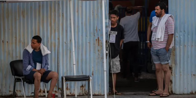 «Je n'ai plus aucun espoir» : en Grèce, l'enfer des familles après le naufrage d'un bateau de migrants.