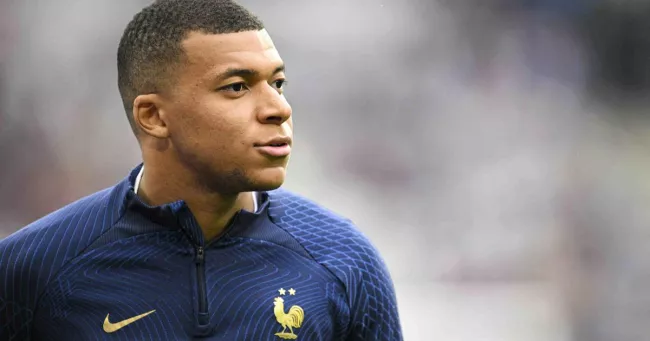 DIRECT : les Bleus poussent d'entrée contre la Grèce.