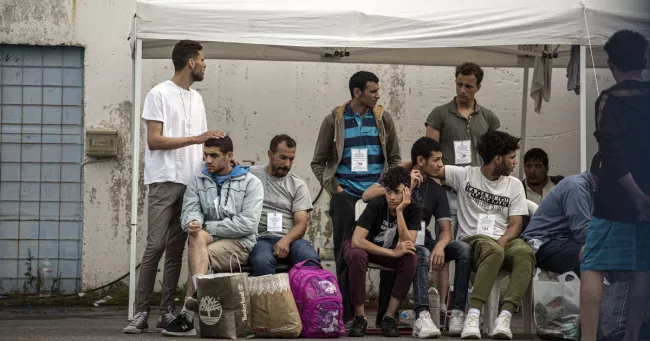 Des survivants du naufrage d'un bateau de migrants attendent d'être transférés vers un camp de réfugiés, en Grèce, le 19 juin 2023. photo EIRINI VOURLOUMIS/THE NEW YORK TIMES


