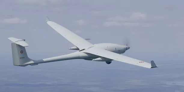 « Depuis février 2023, le Patroller est le premier système de drone tactique à être formellement certifié suivant la norme OTAN de navigabilité STANAG 4671, applicable aux systèmes de drones à ailes fixes de plus de 150kg, essentielle pour mener des missions de protection et de sécurité territoriale », a expliqué Safran dans son communiqué (Crédits : Reuters)


