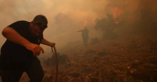 EN DIRECT : plus de 200 pompiers européens envoyés en renfort en Grèce.