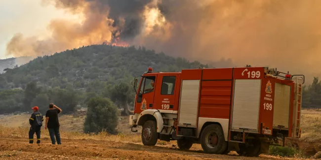 Grèce : des centaines de pompiers continuent l'«énorme bataille» contre les incendies.