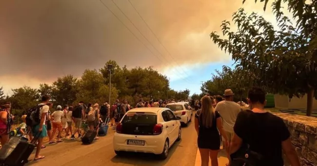 «On a dû marcher 7 km, les gens criaient» : une touriste française raconte le chaos de l’évacuation de Rhodes.