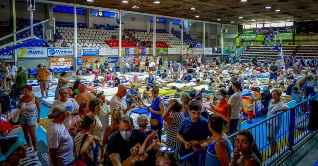 Incendies en Grèce : des évacuations sur l’île de Corfou, les feux progressent dans le pays.