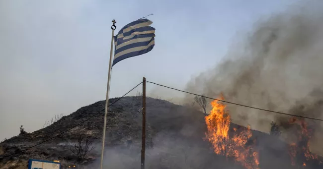 Grèce : le pays est «en guerre» contre les incendies, assène le Premier ministre Mitsotakis.