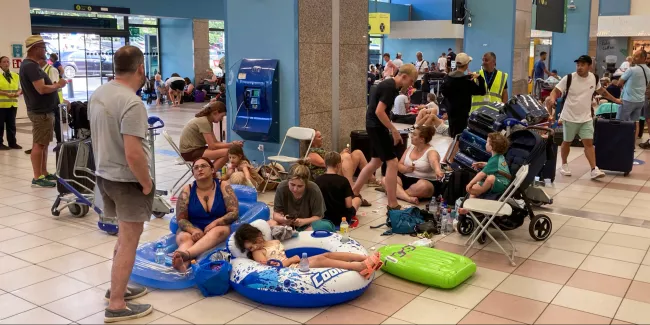 Grèce : à Rhodes, les touristes épuisés mais heureux de partir face à la progression des flammes.