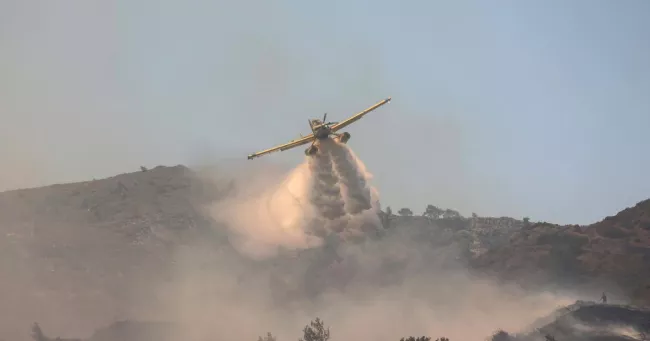 Incendies en Grèce : deux pilotes de Canadair tués dans un crash, un corps carbonisé retrouvé sur l’île d’Eubée.