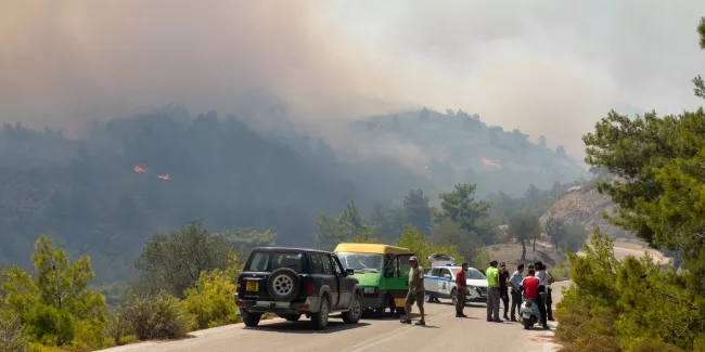 «Les plus beaux endroits de l'île sont touchés» : l'impuissance des habitants de l'île de Rhodes face aux incendies.