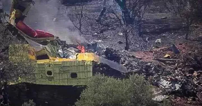 Incendies en Grèce : un avion bombardier d’eau s’écrase en luttant contre les flammes et un corps calciné retrouvé.