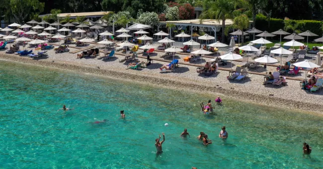 Sur la plage Barbati, à Corfou, le 30 juin 2022. Photo Adonis Skordilis/REUTERS


