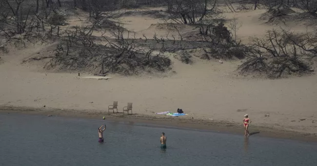 La Grèce offre une semaine de vacances aux touristes ayant pâti des incendies à Rhodes .