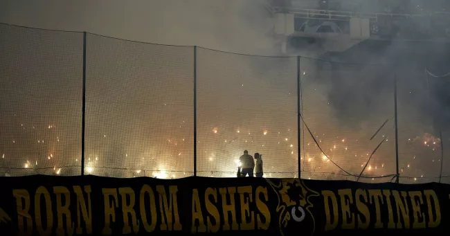 Un supporter grec poignardé à mort, le match AEK Athènes-Dynamo Zagreb reporté.