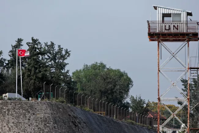 Chypre: Des forces chypriotes-turques s’en prennent aux Casques bleus.