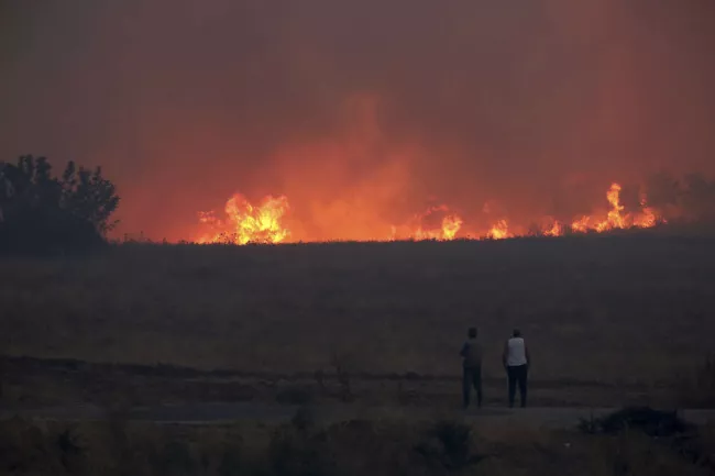 Incendies en Grèce : de nouveaux feux dans le centre du pays provoquent la mort d’une personne.