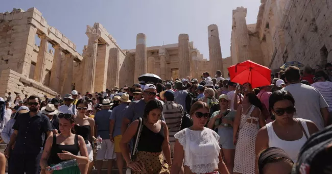Après une saison pleine, la Grèce veut conjurer les dommages du surtourisme.