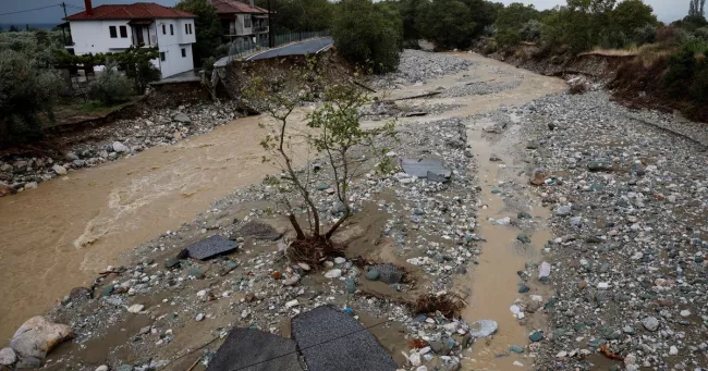 Inondations en Grèce : périlleuses opérations de secours pour sauver des habitants pris au piège.