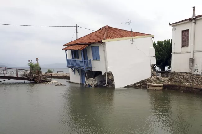 Des inondations en Grèce font dix morts, l'opération de sauvetage se poursuit.