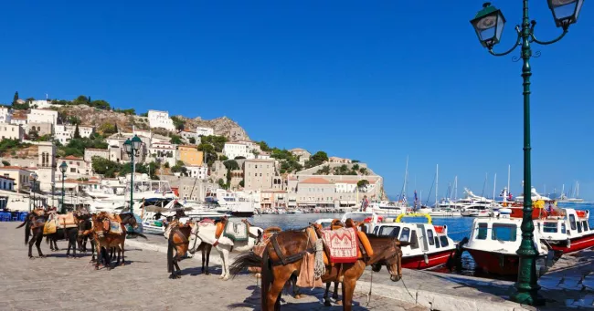Où dormir à Hydra ? Où s’attabler ? Nos meilleures adresses dans l’île sans voiture.