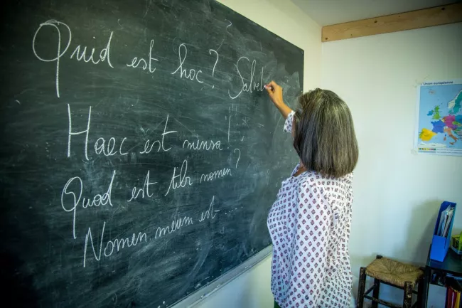 C’est prouvé: les étudiants qui sortent des sections latin et/ou grec ont plus de chances de réussir leurs études que les autres.