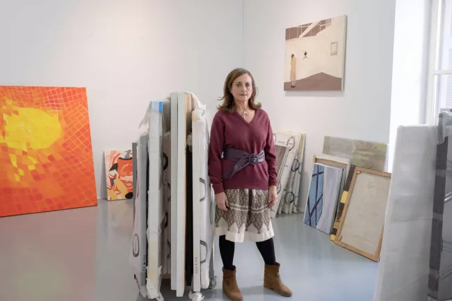 Rebecca Camhi et sa compagne, Marina Comninou, avec leur chien, Tokyo, chez elles, à côté de la galerie Rebecca Camhi, dans le quartier de Metaxourgeio, à Athènes, le 18 janvier 2024.  LOULOU D’AKI POUR « LE MONDE »  