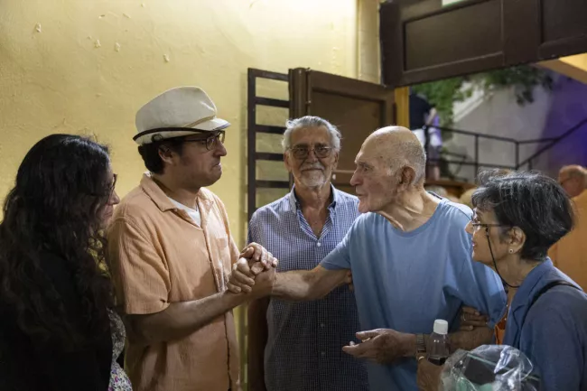 Sami Modiano, 94 ans, rescapé de la Shoah, à Rhodes, le 17 juillet. Le 23 juillet 1944, alors âgé de 14 ans, il faisait partie du dernier convoi parti de l’île sous domination italienne.  LOUIZA VRADI POUR M LE MAGAZINE DU MONDE  