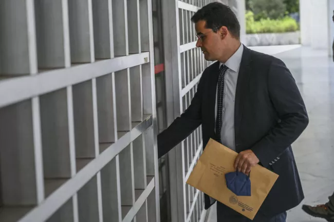 En Grèce, le gouvernement conservateur accusé de vouloir enterrer le scandale des écoutes.