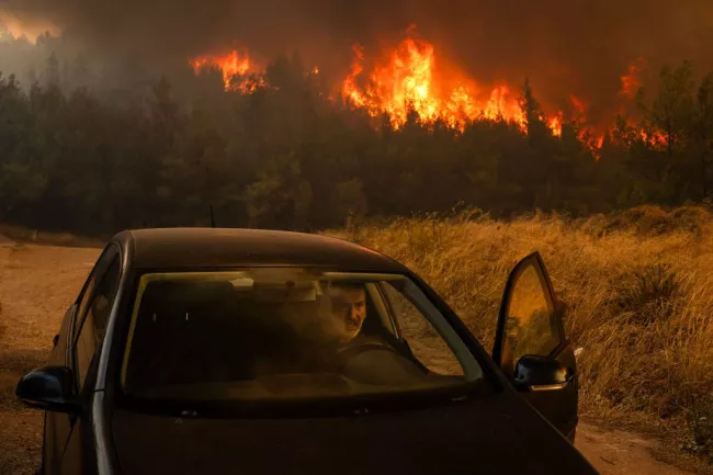 De violents incendies aux portes d’Athènes : « Comment vivre dans une région menacée tous les étés par les feux ? ».