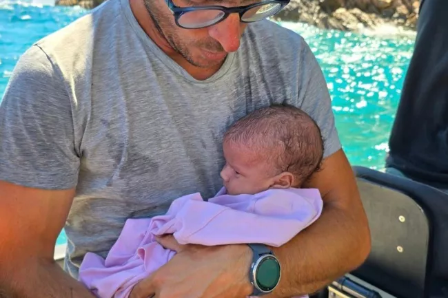 Ionas, le bébé réfugié de 50 jours, à la suite de son sauvetage sur l'île de Tilos (Grèce), le 17 août 2024. MARIA KAMMA / FACEBOOK