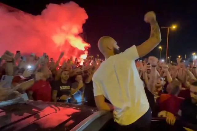 Evan Fournier accueilli à Athènes par des fans survoltés de l'Olympiakos.