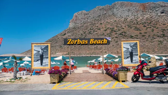 En Crète, sur la plage de Zorba, la danse cède le pas à la colère.