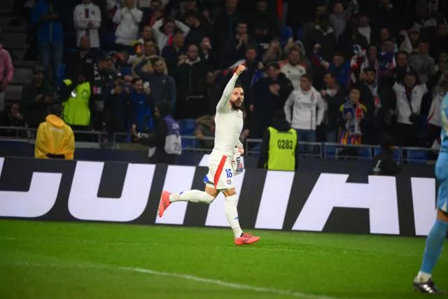 La composition de l'OL contre l'Olympiakos en Ligue Europa : en 4-2-3-1 avec Cherki.