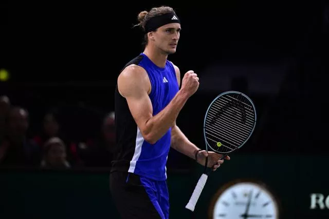 Alexander Zverev premier qualifié pour les demi-finales du Rolex Paris Masters après sa victoire face à Stefanos Tsitsipas.