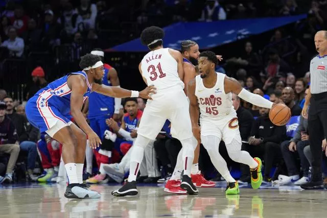 Donovan Mitchell a été décisif pour les Cavs face à Guerschon Yabusele (à gauche) et les Sixers. (K.Ross/USA Today/Reuters)