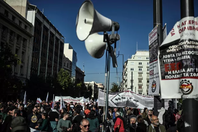 Des manifestants dans les rues d'Athènes, le 20 novembre 2024. ARIS MESSINIS / AFP