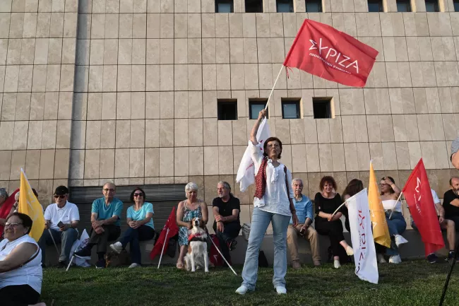 Des militants du parti grec Syriza, à Thessaloniki, le 3 juin 2024.