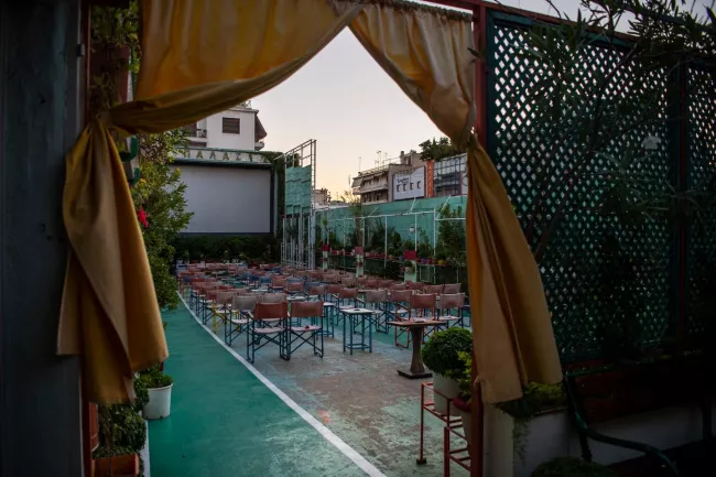 La salle de projection du Palace, cinéma en plein air, à Athènes, en août 2020. ANGELOS TZORTZINIS / AFP