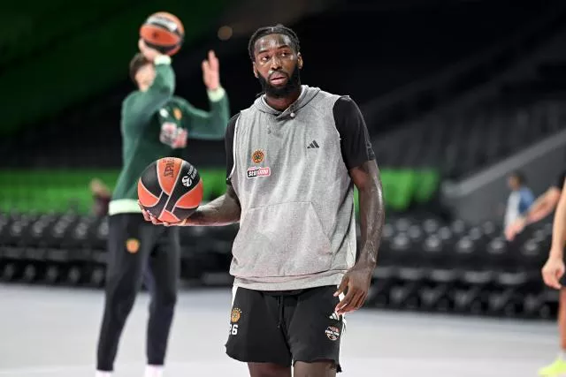 La jambe dans le plâtre, Mathias Lessort continue de s'entraîner avec le Panathinaïkos.