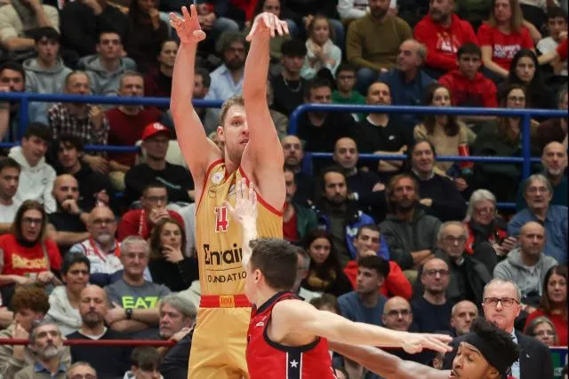 Sasha Vezenkov (Olympiakos) marque 45 points en Euroligue en ne faisant que trois dribbles.