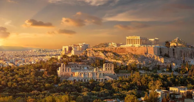 Depuis le Ve siècle avant J.-C., le Parthénon domine l'Acropole symbolisant de la suprématie d'Athènes après les guerres médiques. Il demeure l'un des monuments les plus emblématiques de la Grèce antique et de l'architecture classique. Cara-Foto - stock.adobe.com