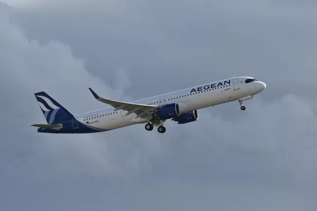 A l'aéroport international d'Athènes, en décembre 2021. ARIS MESSINIS / AFP