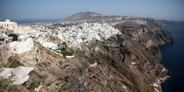 Des dizaines de tremblements de terre de faible magnitude ont secoué l’île. Les secousses ne sont pas le résultat d’une activité volcanique mais d’une activité tectonique, selon l’agence de presse Athens News Agency.