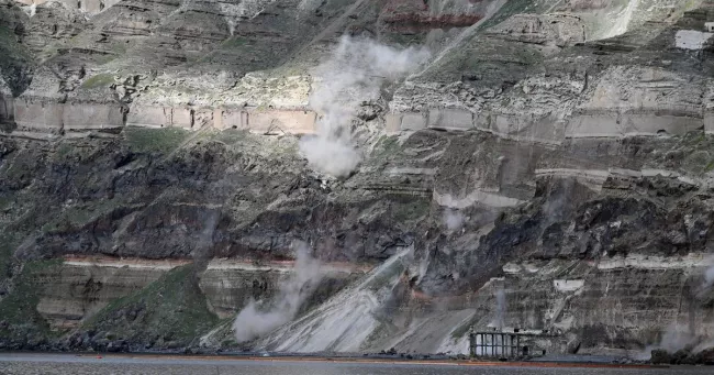 Mais que se passe-t-il sur l’île grecque de Santorin, secouée par des centaines de séismes depuis quelques jours ?.