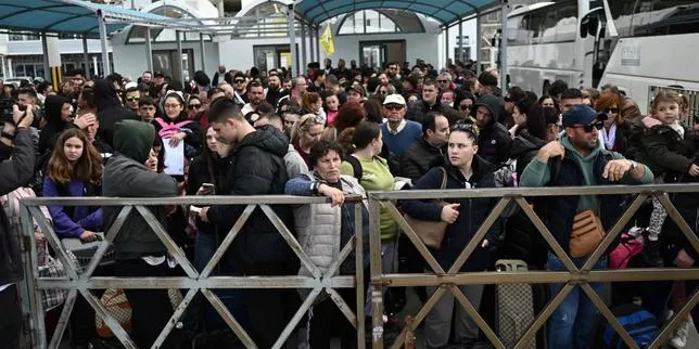 Plus de 200 secousses telluriques ont été enregistrées depuis dimanche au large de l’île touristique de l’archipel des Cyclades. La plus forte secousse a atteint une magnitude de 4,9, lundi en milieu de journée.