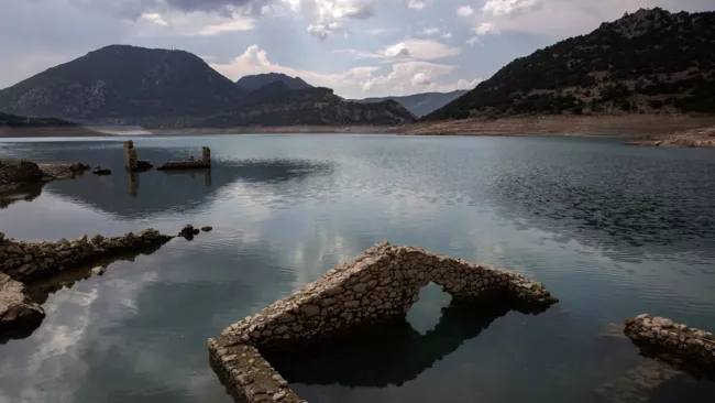 Immergé en 1979 lors de la création du grand lac artificiel de Mornos, le village de Kallio refait peu à peu surface. (Efe/Epa/Yannis Kolesidis)