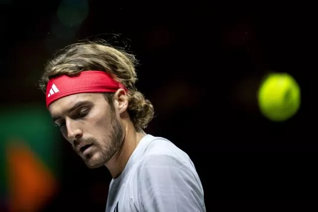 Stefanos Tsitsipas a une nouvelle fois été sorti au premier tour d'un tournoi, ce mardi à Doha. (S. King/Presse Sports)