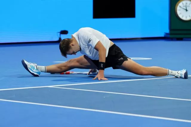 Medjedovic s'est blessé sur un grand écart. (Ibraheem Al Omari/Reuters)