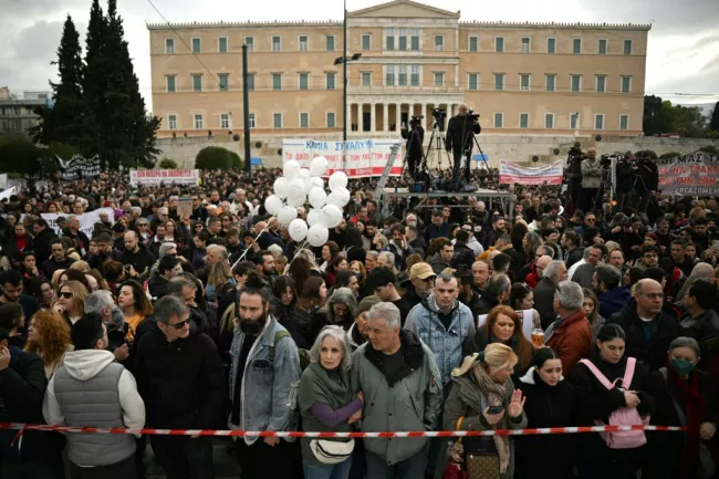 Manifestation pour commémorer l'accident de train de 2023, devant le Parlement grec, à Athènes, le 28 février 2025  -  Angelos Tzortzinis - Athènes (AFP)