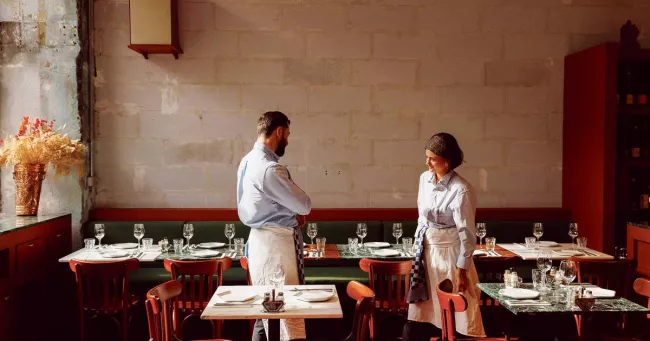 La salle du restaurant grec Ypseli. Ypseli